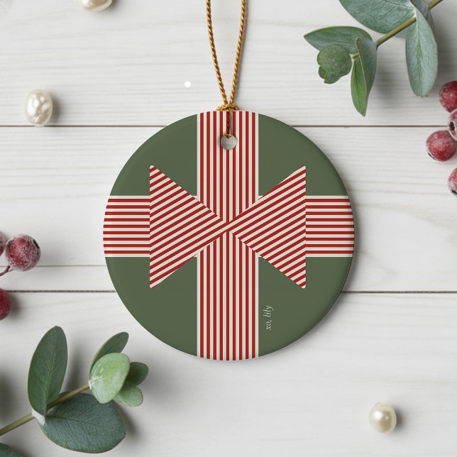 Stor rosett av randig band julgransprydnad keramik (Bold Ceramic Ornament with Custom Message)