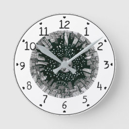 Stor stad under måne svartvit rund klocka