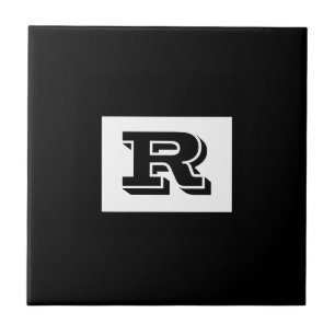 Stor svart fet monogram med kontur, svart kakelplatta