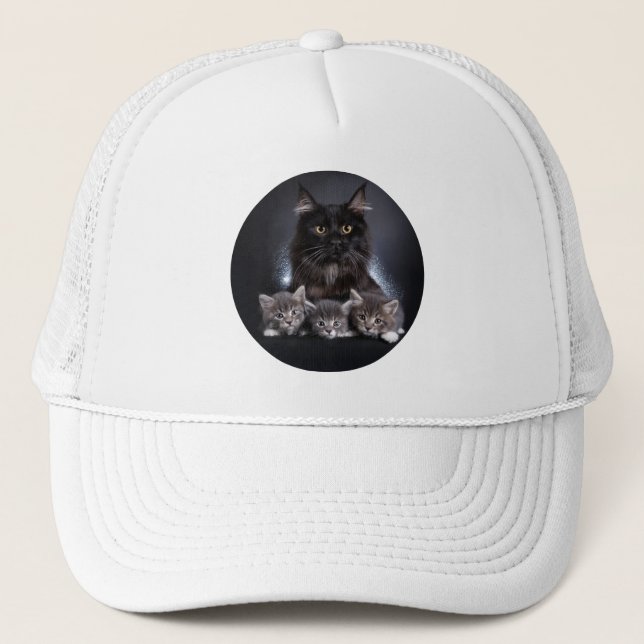 Stor svart katt och hennes 3 kattungar är till för keps (Framsida)