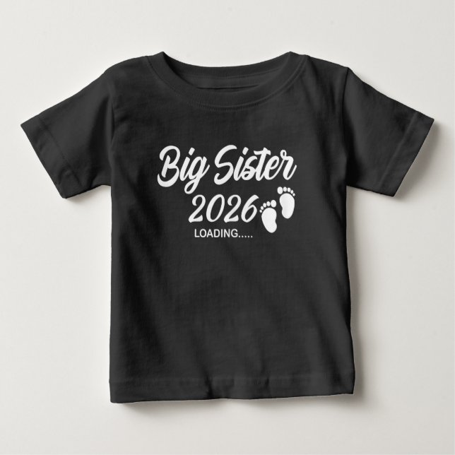 Stor syster laddar 2026 Baby-annonsering syskon  T Shirt (Framsida)