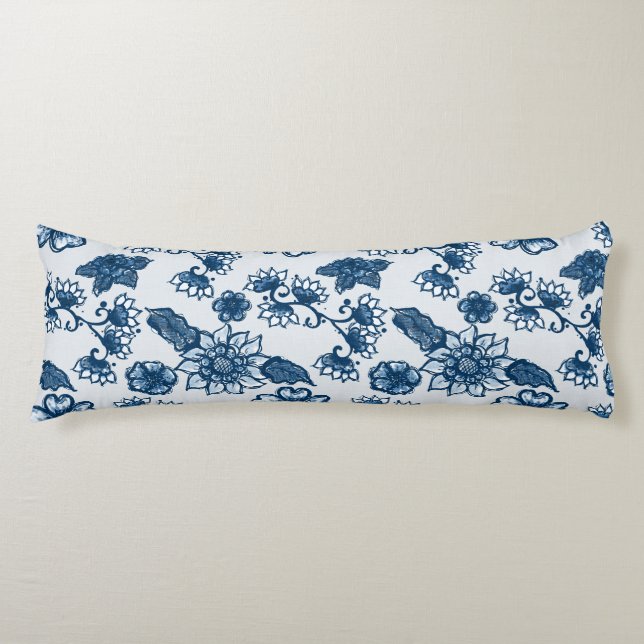 Stora Boho Flowers Classic Blue Kroppskudde (Framsidan)
