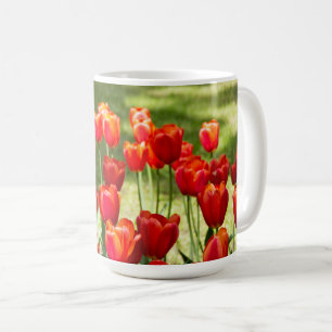 Stora fält i röda tulpaner kaffemugg