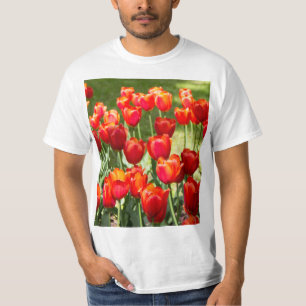 Stora fält i röda tulpaner t shirt