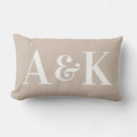 Stora monograminitialer på enfärgad bakgrund