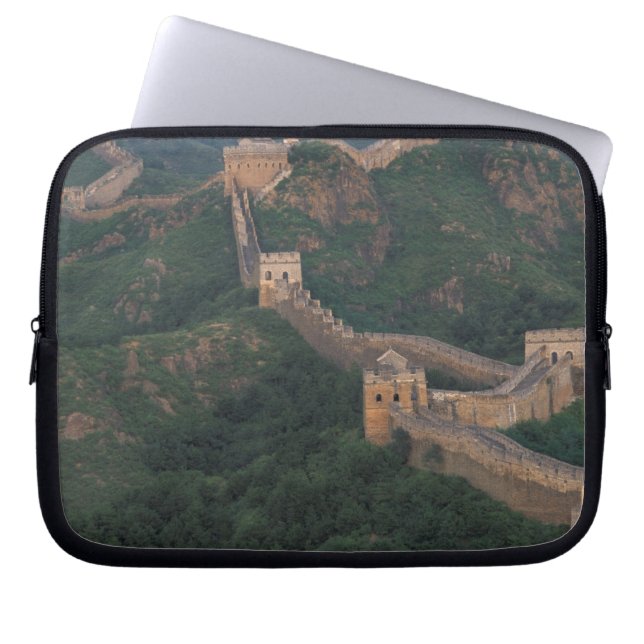 Stora muren slingrande genom bergen. laptop sleeve (Framsidan)