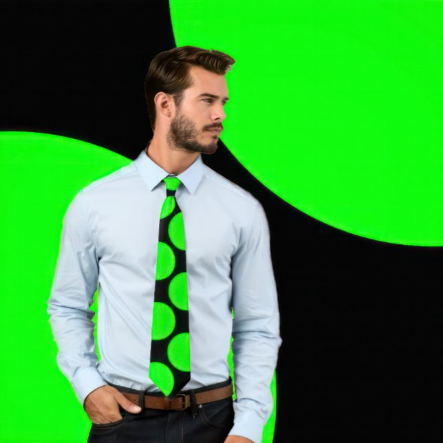 Stora neon-Gröntar på svart bakgrund Slips (Man wears a necktie with large neon green polka dots on black.)
