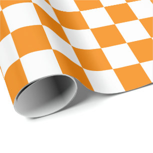 Stora orange- och vitkontroller som slår in pappe presentpapper