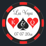Stora poker chip-markeringsmärken för bröllop runt klistermärke<br><div class="desc">Stora poker chip-markeringsmärken för Sin City bröllop. Tematärklistermärken och förseglare för kuvert till Las Vegas bröllop. chip-klistermärken i personlig med namn initialer av brud och brudpar i monogrammet. Spelkort kostym är utformat med kung och drottning av hjärtan och spader. Elegantens skripttypografi - malldesign med namn på platsen för anpassningsbarna namn....</div>