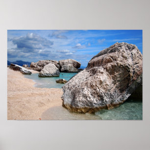 Stora stenar på den Cala Mariolu stranden i Poster