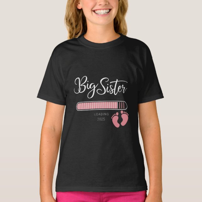 Stora syster 2025 Laddar graviditetsannonsering  T Shirt (Framsida)