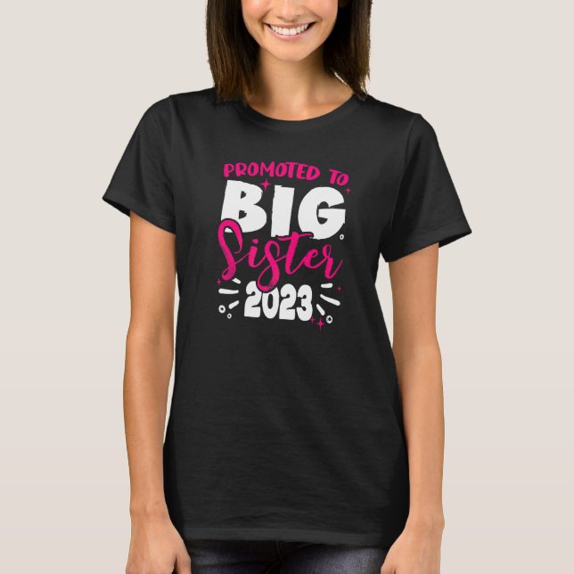 Stora Systrar 2023 Pojkar Småbarn Graviditet Medde T Shirt (Framsida)