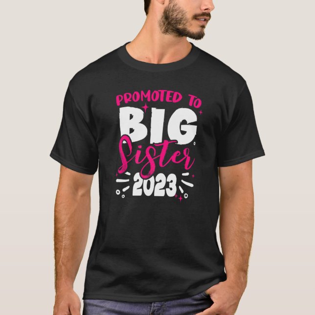 Stora Systrar 2023 Pojkar Småbarn Graviditet Medde T Shirt (Framsida)
