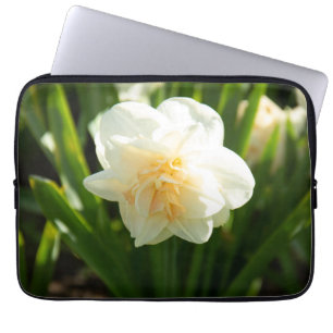 Stora vita narcissus på en vårdag   laptop fodral