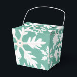 Stora vita snöflingor som faller grön bakgrund presentaskar<br><div class="desc">Perfekt som julfestfavoriter eller små gåvor. Skapa en vacker julpresent till alla du älskar. Detta konstnärsdesignade julmönster är perfekt att använda till en julfest, men kan också användas till ett vinter- eller julbröllop, förlovningsfest eller möhippa. Detta julmönster har en dämpad skogsgrön bakgrund med stora vita snöflingor som faller från himlen....</div>