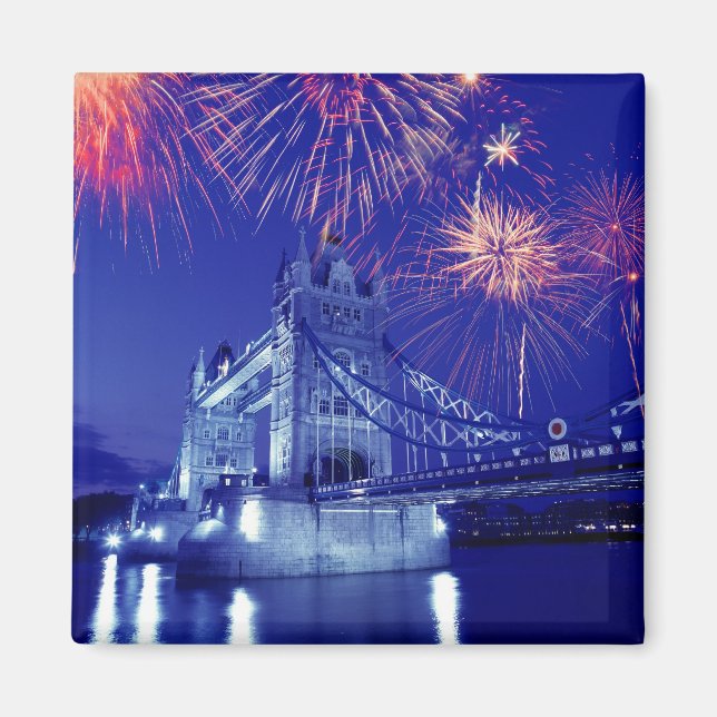Storbritannien, London. Fyrverkerier över Tower Magnet (Framsidan)