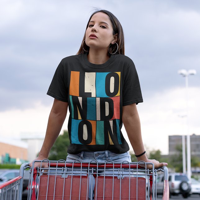 Storbritannien London T Shirt (Women playing with a cart on parking lot.)
