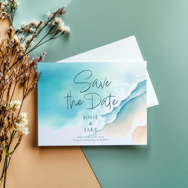 Storfärgat blått hav Spara datum Spara Datumet (Summer "Save the Date" invitation card with a sandy watercolor beach and blue ocean view.)