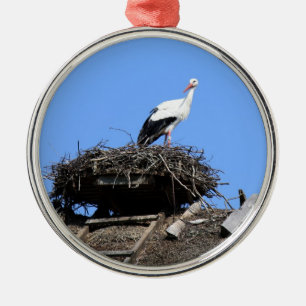 Storken bygga bo på julgransprydnad metall