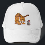 "Storlek Skrämmer mig inte - mus mot tigervisning" Keps<br><div class="desc">En humoristisk illustration mellan tecknad och stil som visar en säker liten mus som är rädd för en stor, smygande tiger. Med fet text "Storlek Skrämmer inte mig" spelar denna krångliga design på den klassiska underhundsratten, skapar den perfekt för t-shirts, mugg eller klistermärken som uttrycker mod med en vrid av...</div>