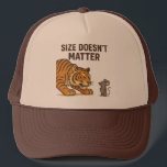 Storlek Skrämmer mig inte - visning av mus mot tig Keps<br><div class="desc">En humoristisk illustration mellan tecknad och stil som visar en säker liten mus som är rädd för en stor, smygande tiger. Med fet text "Storlek Skrämmer inte mig" spelar denna krångliga design på den klassiska underhundsratten, skapar den perfekt för t-shirts, mugg eller klistermärken som uttrycker mod med en vrid av...</div>