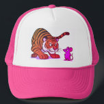Storlek Skrämmer mig inte - visning av mus mot tig Keps<br><div class="desc">En humoristisk illustration mellan tecknad och stil som visar en säker liten mus som är rädd för en stor, smygande tiger. Med fet text "Storlek Skrämmer inte mig" spelar denna krångliga design på den klassiska underhundsratten, skapar den perfekt för t-shirts, mugg eller klistermärken som uttrycker mod med en vrid av...</div>