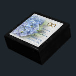 Storleksboxen Bröllop Smyckeskrin<br><div class="desc">Kvarnlåda i Bröllop med mjuk skärpa av vattenblommor i snöre ser bakgrunden med namn och datumet för paret bröllop. Perfektens gåva till brudar och brudar till spara-minnesmärken från deras speciellare dag. Anpassa med namn och datum. Du kan också ändra teckensnittet och teckensnittet färg. Den här vackra lådan kan användas till...</div>