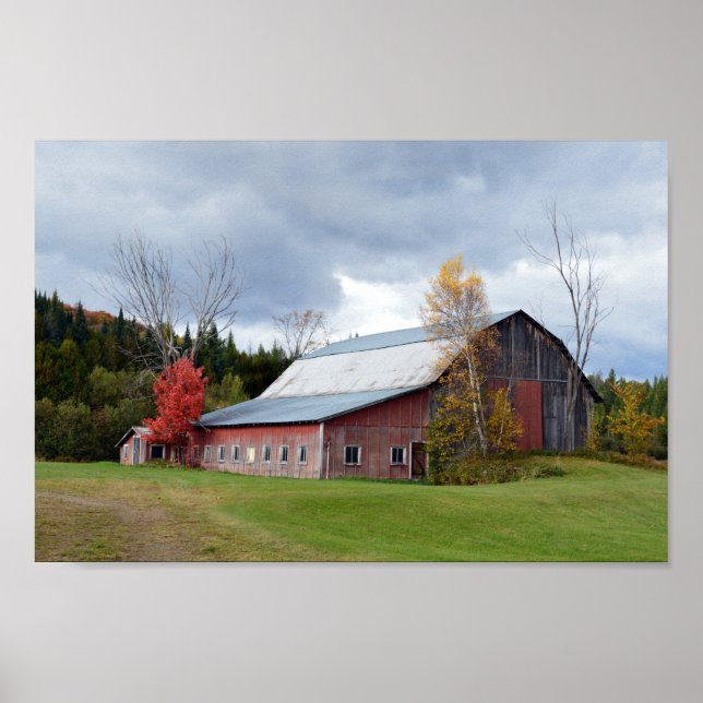 Storm Clouds över Vermont Barn Poster (Framsidan)