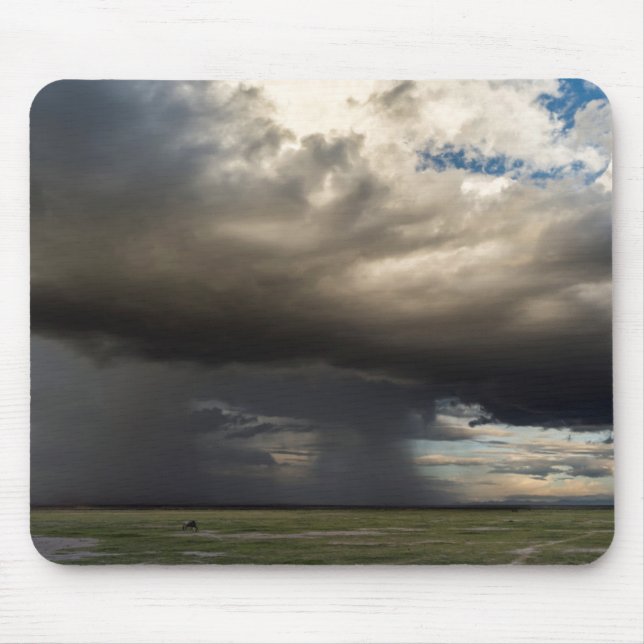 Storm formar över de närliggande fästplatserna musmatta (Framsidan)