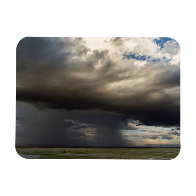 Storm formar över de närliggande lådorna på berget magnet (Horisontell)