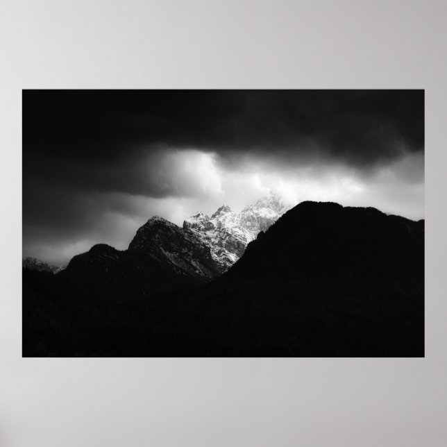 Storm moln och sol över berg poster (Framsidan)