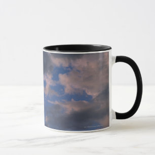 Stormen fördunklar mot blå himmel mugg