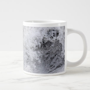 Stormig våg som kraschar jumbo mugg