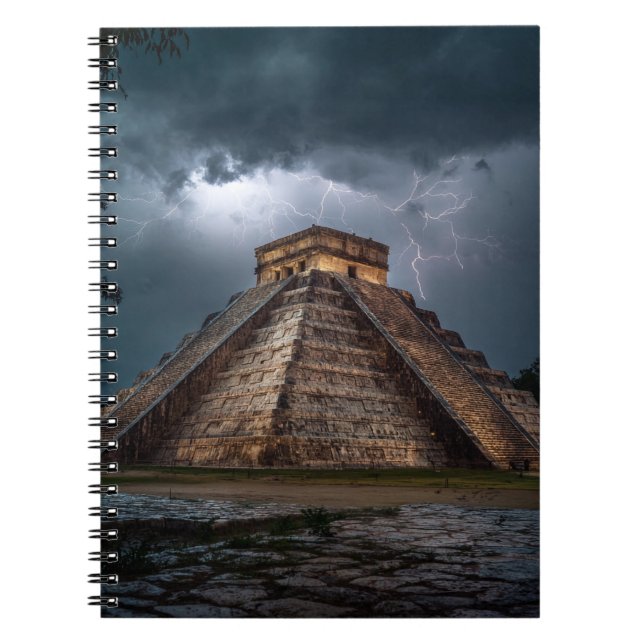 Stormlit Chichen Itza Pyramid Notebook Anteckningsbok (Framsidan)