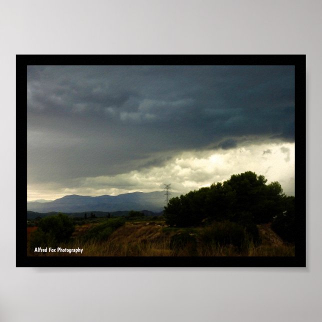 Stormmoln över bergstoppen poster (Framsidan)