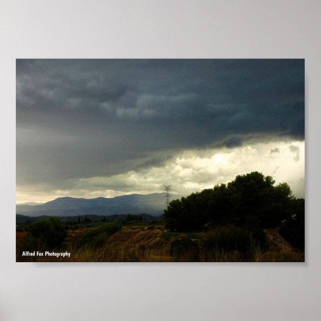 Stormmoln över bergstoppen poster (Framsidan)
