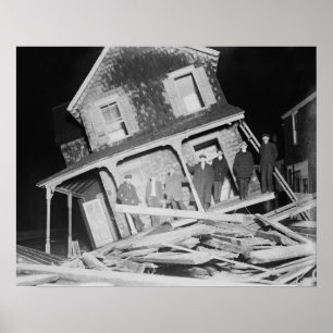 Stormskadad hus, 1914. Gammalt foto Poster