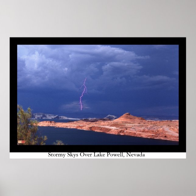 Stormy Himlar Over Sjö Powell, Nevada Poster (Framsidan)