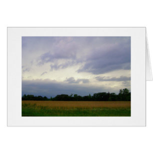 Stormy himmel, dåligt väder närmar sig gården fält hälsningskort