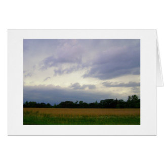 Stormy himmel, dåligt väder närmar sig gården fält hälsningskort