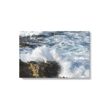 Stormy sea, vågar kraschar på sten