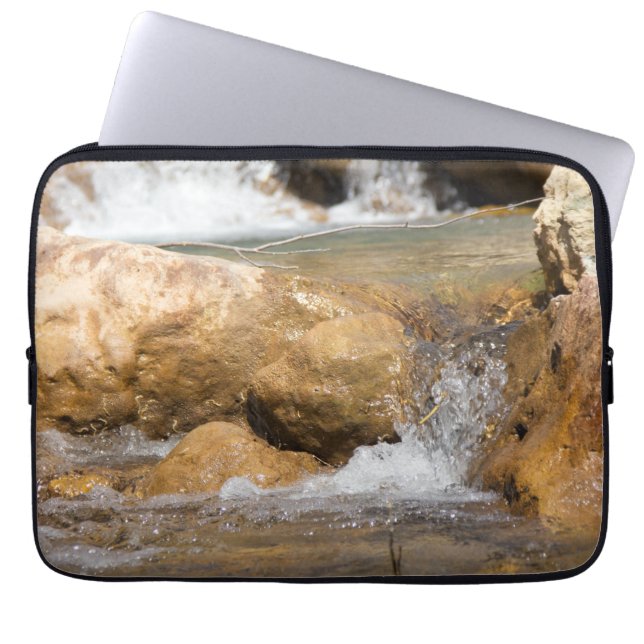 Stormy stream i vår laptop fodral (Framsidan)