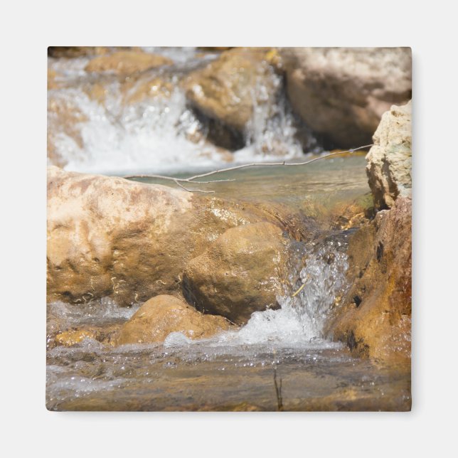 Stormy stream i vår magnet (Framsidan)