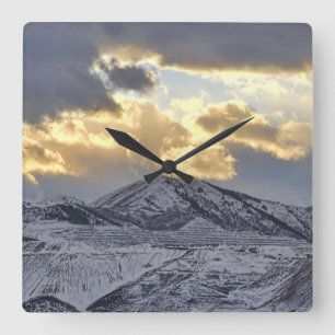 Stormy Sunset over Snö-socklade berg Fyrkantig Klocka