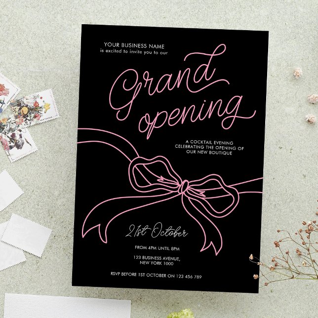 Storöppning för Hand plockade-menyfliksområdet Uni Inbjudningar (Modern pink and black business grand opening invitation with pink bow illustration on the front)