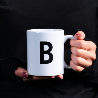 Större svart inledande minimalistiskt brev-monogra kaffemugg