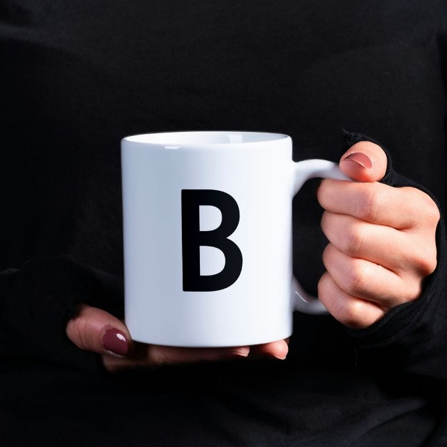 Större svart inledande minimalistiskt brev-monogra kaffemugg (Skapare uppladdad)