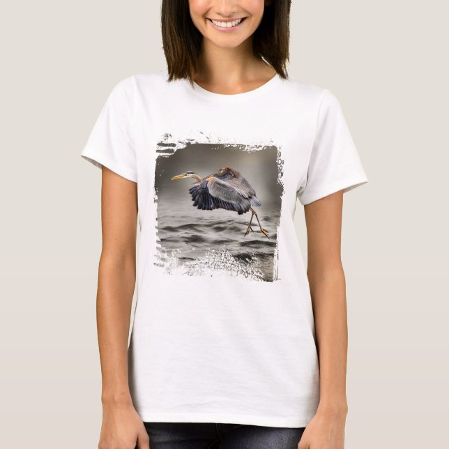Storskarv som dansar över vattnet Vilda djur T Shirt (Framsida)