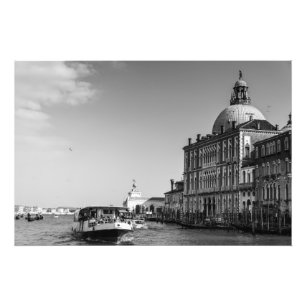 Storslagen kanal i Venedig i svartvitt Fototryck