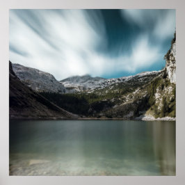 Storslagen sjö Krn med berg Krn, Slovenien Poster